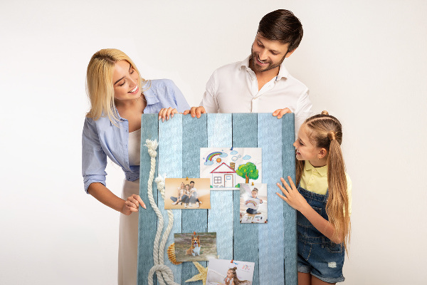 Tablero de corcho para pared con diseño de ambiente costero, tablones azules y una concha