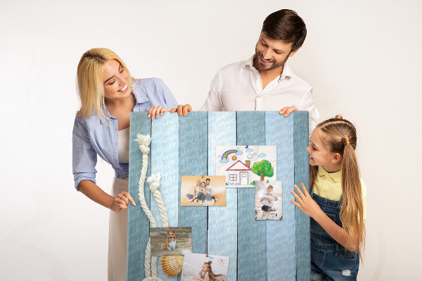 Tablero de corcho para pared con diseño de ambiente costero, tablones azules y una concha