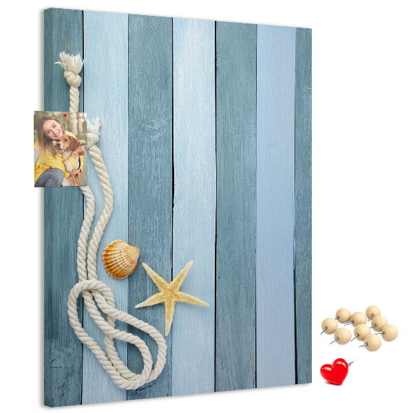 Tablero de corcho para pared con diseño de ambiente costero, tablones azules y una concha