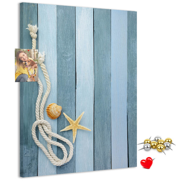 Tablero de corcho para pared con diseño de ambiente costero, tablones azules y una concha