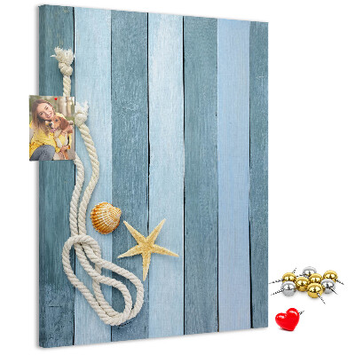 Tablero de corcho para pared con diseño de ambiente costero, tablones azules y una concha