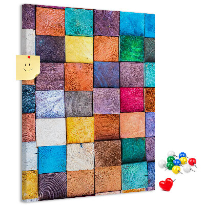 Tablero de corcho con diseño de cuadrados de madera coloridos en mosaico