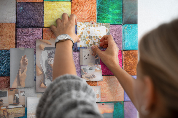 Tablero de corcho con diseño de cuadrados de madera coloridos en mosaico