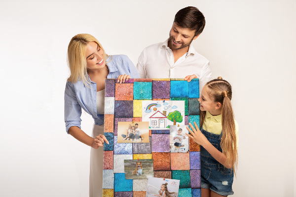 Tablero de corcho con diseño de cuadrados de madera coloridos en mosaico
