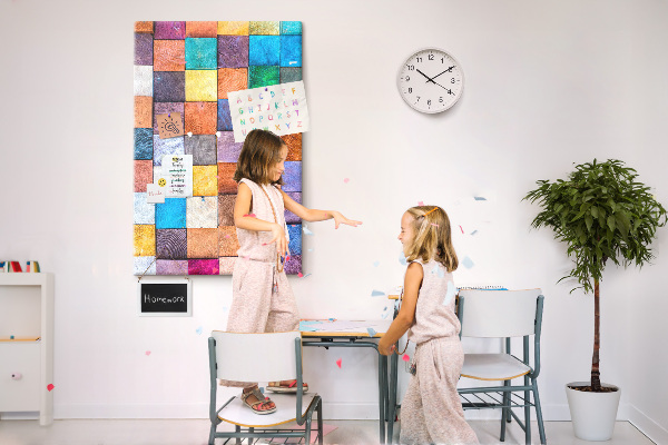 Tablero de corcho con diseño de cuadrados de madera coloridos en mosaico