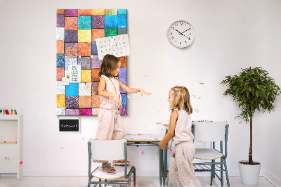 Tablero de corcho con diseño de cuadrados de madera coloridos en mosaico