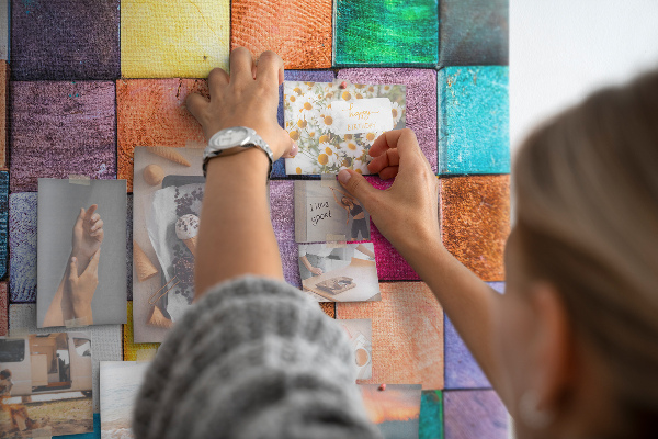 Tablero de corcho con diseño de cuadrados de madera coloridos en mosaico