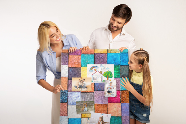 Tablero de corcho con diseño de cuadrados de madera coloridos en mosaico