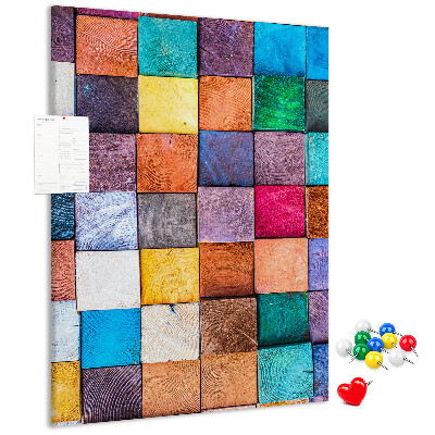Tablero de corcho con diseño de cuadrados de madera coloridos en mosaico