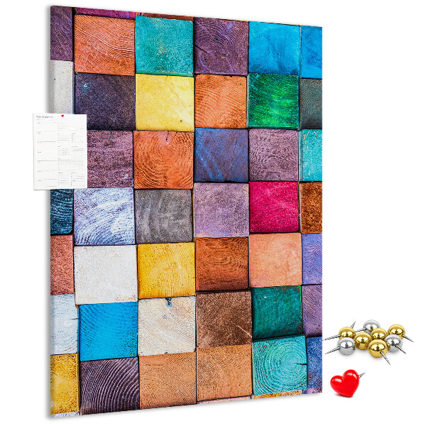 Tablero de corcho con diseño de cuadrados de madera coloridos en mosaico