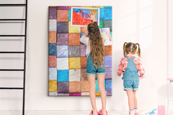 Tablero de corcho con diseño de cuadrados de madera coloridos en mosaico