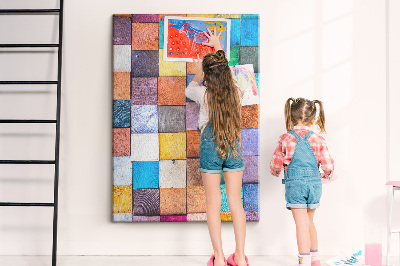 Tablero de corcho con diseño de cuadrados de madera coloridos en mosaico