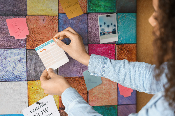 Tablero de corcho con diseño de cuadrados de madera coloridos en mosaico