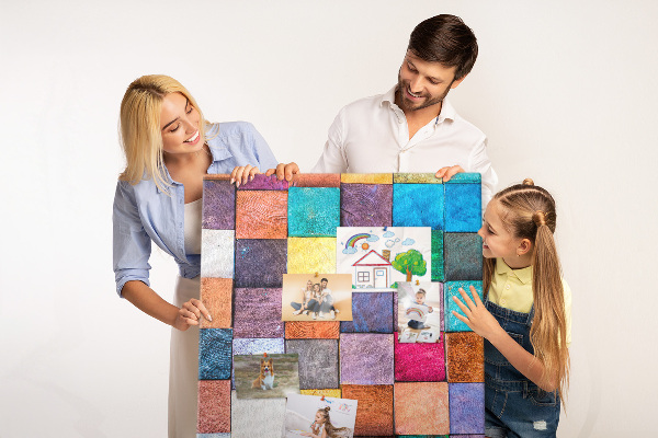 Tablero de corcho con diseño de cuadrados de madera coloridos en mosaico