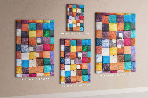 Tablero de corcho con diseño de cuadrados de madera coloridos en mosaico