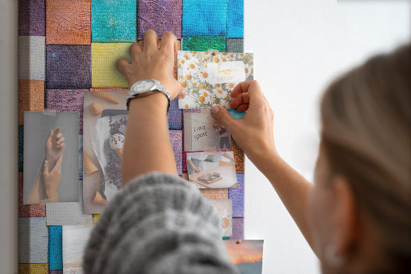 Tablero de corcho con diseño de cuadrados de madera coloridos en mosaico