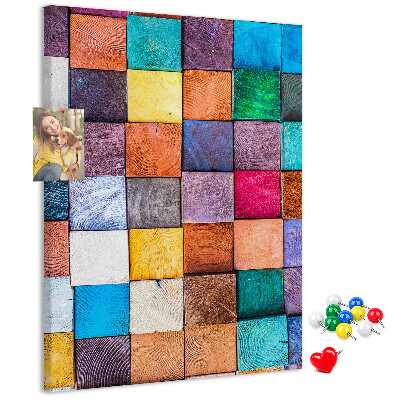 Tablero de corcho con diseño de cuadrados de madera coloridos en mosaico
