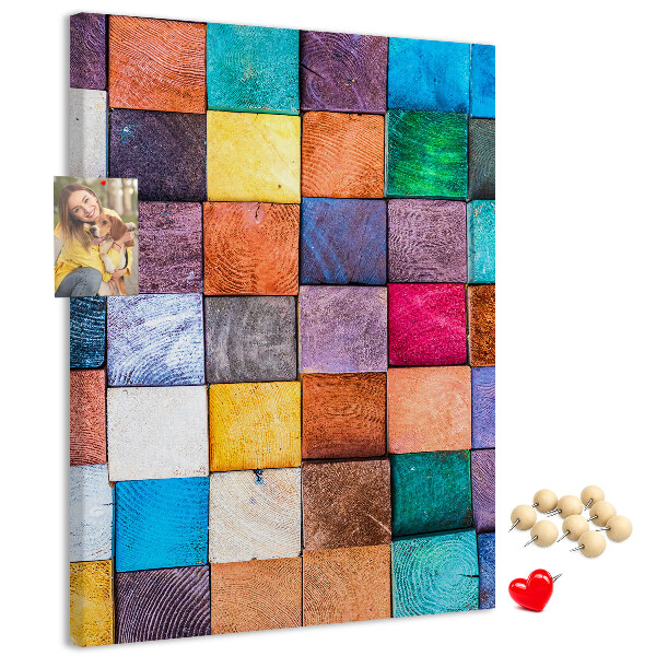 Tablero de corcho con diseño de cuadrados de madera coloridos en mosaico
