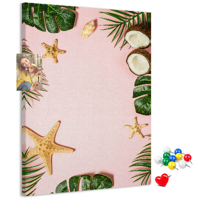 Decoración pizarra de corcho Diseño tropical con hojas y conchas.