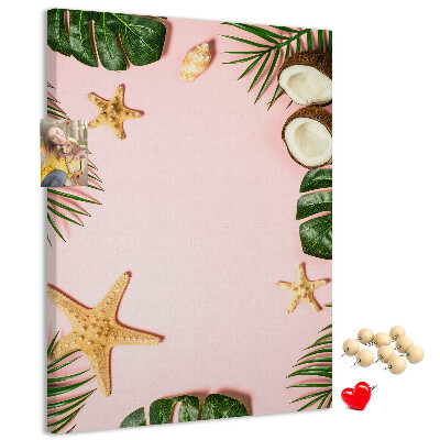 Decoración pizarra de corcho Diseño tropical con hojas y conchas.