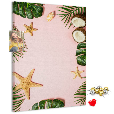 Decoración pizarra de corcho Diseño tropical con hojas y conchas.