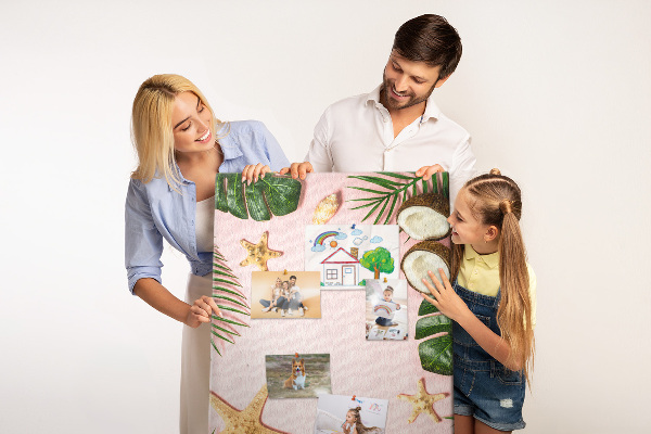 Decoración pizarra de corcho Diseño tropical con hojas y conchas.