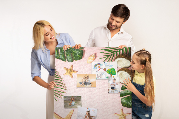 Decoración pizarra de corcho Diseño tropical con hojas y conchas.