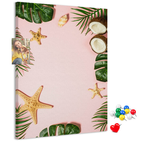 Decoración pizarra de corcho Diseño tropical con hojas y conchas.