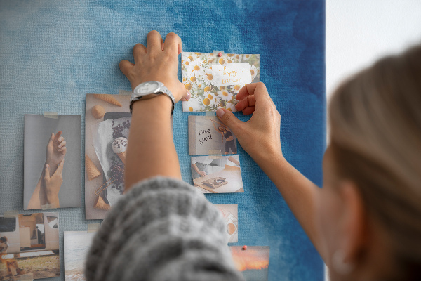 Tablero de corcho para pared en tonos de azul con un delicado tejido