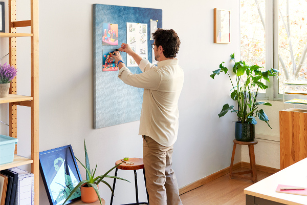 Tablero de corcho para pared en tonos de azul con un delicado tejido