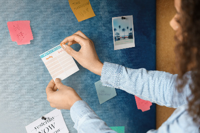 Tablero de corcho para pared en tonos de azul con un delicado tejido