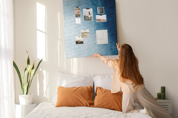 Tablero de corcho para pared en tonos de azul con un delicado tejido