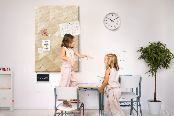 Tablero de corcho para pared Geometría en tonos beige y marrón.