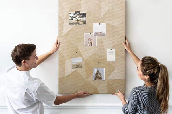 Tablero de corcho para pared Geometría en tonos beige y marrón.