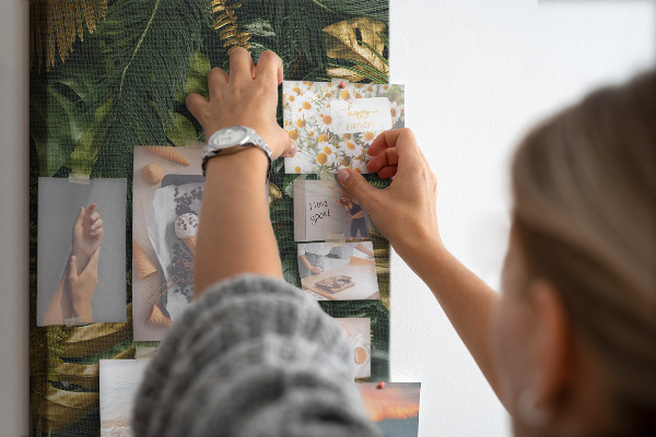Tablero de corcho para pared con diseño de hojas doradas y plantas tropicales