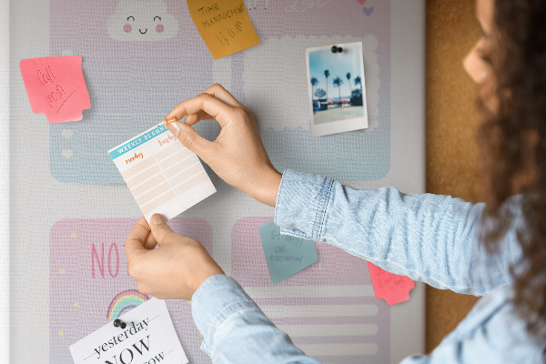 Pizarra de corcho decorativa con diseño de cuadernos coloridos de unicornio