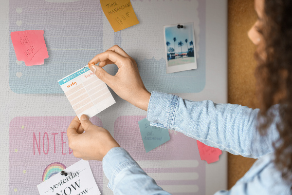 Pizarra de corcho decorativa con diseño de cuadernos coloridos de unicornio