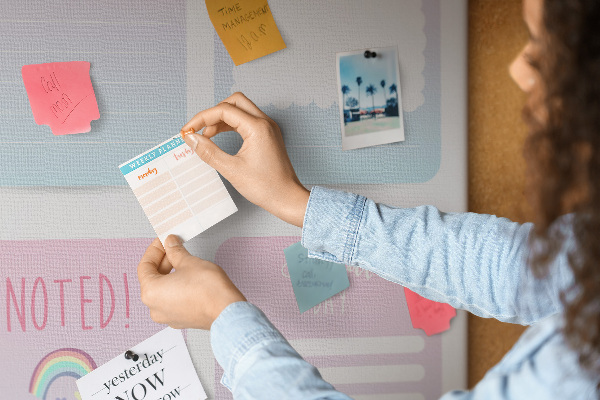 Pizarra de corcho decorativa con diseño de cuadernos coloridos de unicornio
