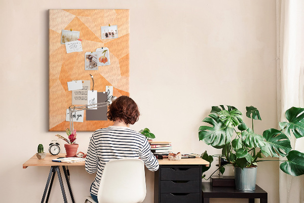Tablero de corcho para pared con diseño geométrico en tonos naranja y beige