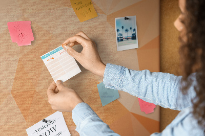 Tablero de corcho para pared con diseño geométrico en tonos naranja y beige