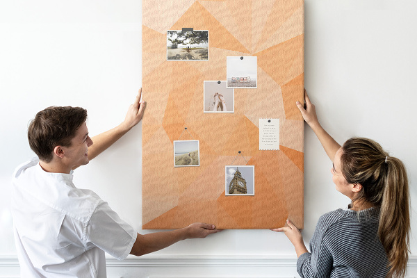 Tablero de corcho para pared con diseño geométrico en tonos naranja y beige