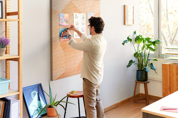 Tablero de corcho para pared con diseño geométrico en tonos naranja y beige