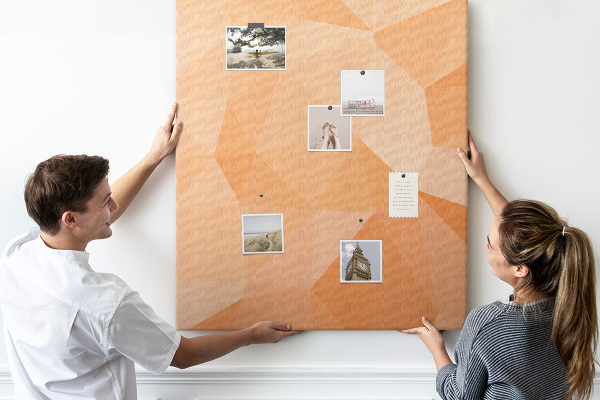 Tablero de corcho para pared con diseño geométrico en tonos naranja y beige