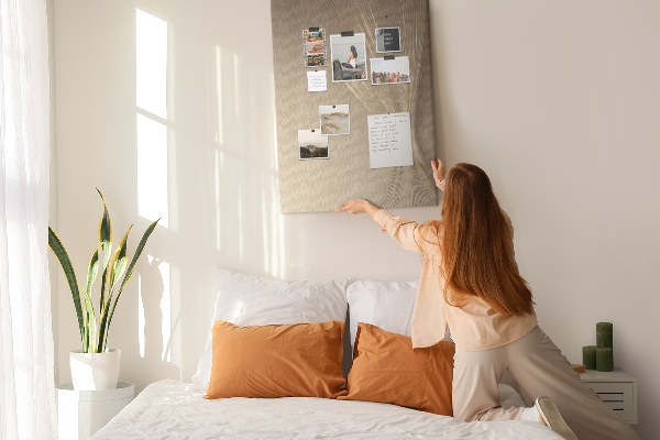 Tablón de corcho con líneas delicadas sobre fondo en tonos beige