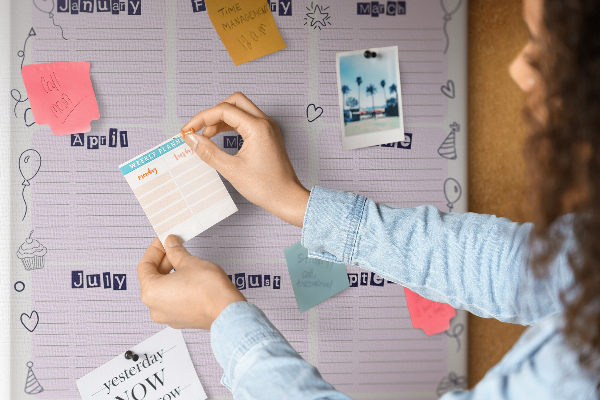 Tablero de corcho Calendario de cumpleaños con globos de colores