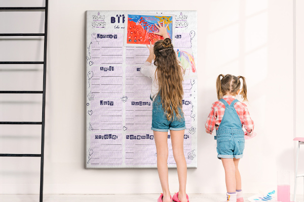Tablero de corcho Calendario de cumpleaños con globos de colores