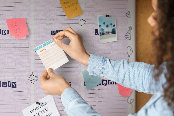 Tablero de corcho Calendario de cumpleaños con globos de colores
