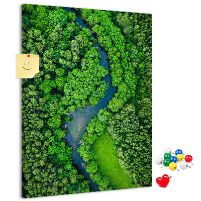 Decoración pizarra de corcho Un paisaje verde con un río serpenteante.