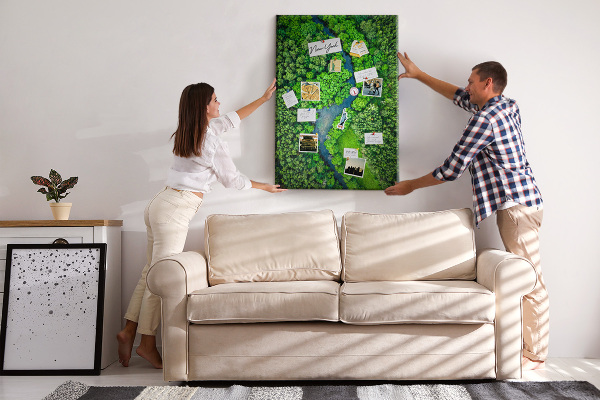 Pizarra de corcho decorativa con diseño de paisaje verde y río serpenteante