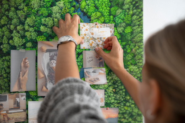 Pizarra de corcho decorativa con diseño de paisaje verde y río serpenteante